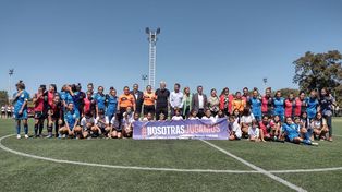 Los planteles y el cuerpo arbitral posan junto a la vicegobernadora, Alejandra Rodenas, a quien acompañan Mario Giammaría (ARF), Ricardo Carloni y Rodolfo Di Pollina (RC), e Ignacio Astore (NOB).