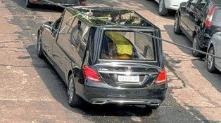 Con aplausos y cantos: salió el cortejo con los restos de Russo