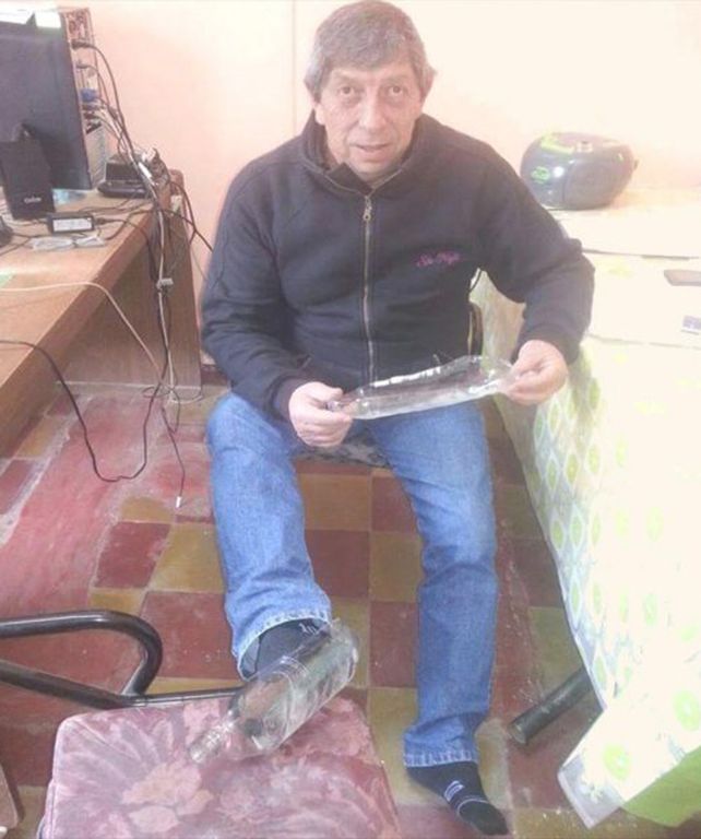 Un concejal le regaló los zapatos a un joven que no tenía y se volvió descalzo a su casa