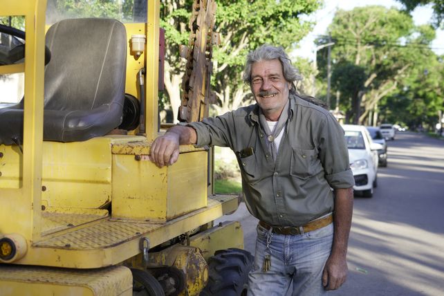 El Vasco Azurmendi y su zanjadora: Es un tractor con una motosierra para hacer zanjas&nbsp;