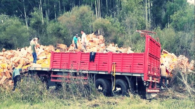 Un camión volcó su acoplado cargado con citrus en la autovía 14 tras cortarse la lanza del acoplado&nbsp;