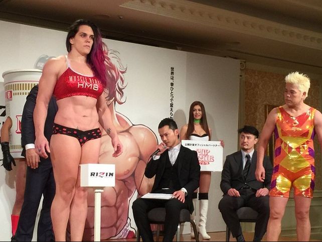 Una gigante luchadora brasileña se pasó de límite y su rival se calentó
