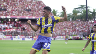 Gaspar Duarte festeja el gol que le hizo a Newells en lo que fue su momento más importante en la primera de Central.