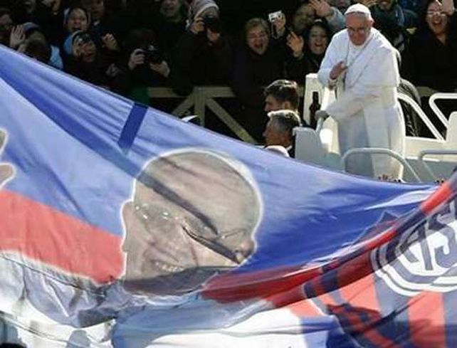 Una bandera de San Lorenzo esperó al Papa en la Plaza de San Pedro.