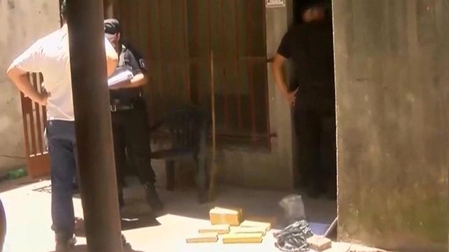La policía secuestró 9 panes de marihuana en el patio de la casa de una mujer de 89 años.