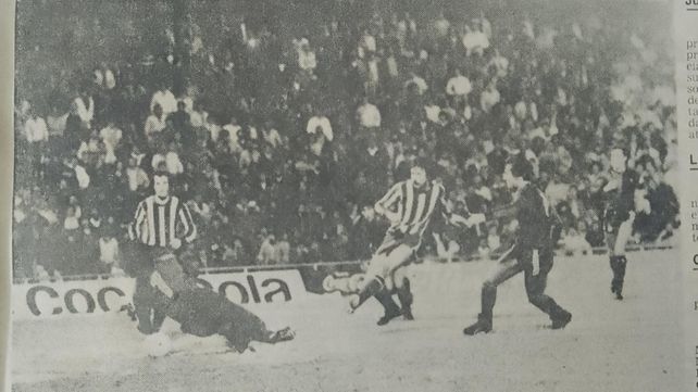 Triunfo canalla. Central derrotó con justicia a Newells en Arroyito por 3 a 1 con dos goles de Bauza y el restante del Toti Iglesias.&nbsp; 