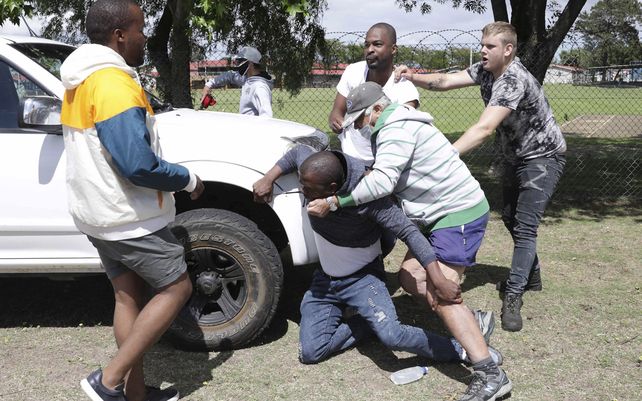 Los miembros del partido izquierdista Economic Freedom Fighters protestaron frente a la escuela secundaria Brackenfell por acusaciones de que a un evento de graduación solo asistían alumnos blancos