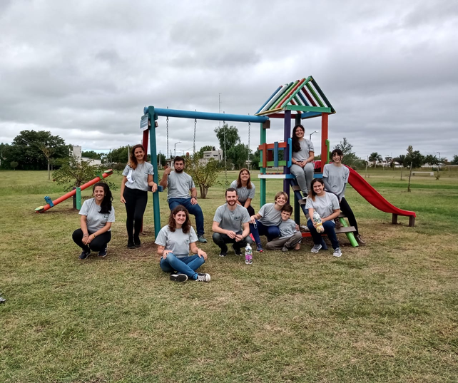 Jóvenes ambientalistas de Venado Tuerto canjean ecobotellas por juegos infantiles