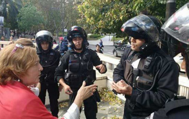 Equívoco. Los policías ingresaron para detener a un supuesto ladrón.