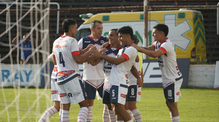 Los futbolistas de Central Córdoba festejan el segundo tanto de la tarde.