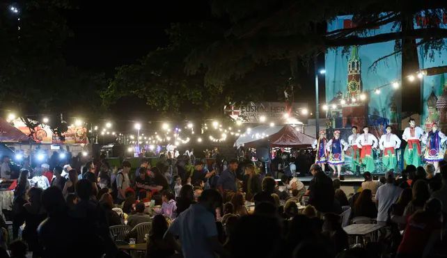 La Fiesta Nacional de Colectividades, otro evento convocante todos los años, atrae gente sobre todo de la ciudad y la región.