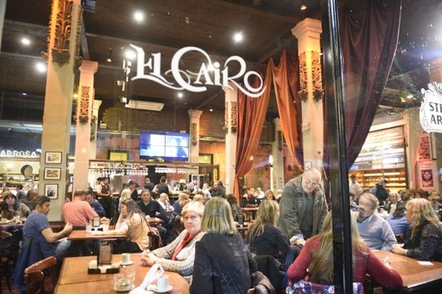 mesas llenas. En los bares de la ciudad las vacaciones dejaron resto.