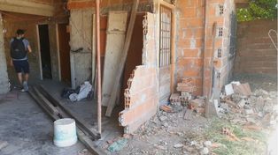 Un conductor alcoholizado incrustó su auto en una casa y mató a dos nenes