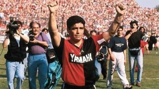 Una imagen histórica. Diego Maradona con la camiseta de Newells y saludando a la multitud de leprosos.&nbsp;