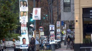 La cartelería política sigue en las calles: el particular motivo por el que no pueden cobrarse multas