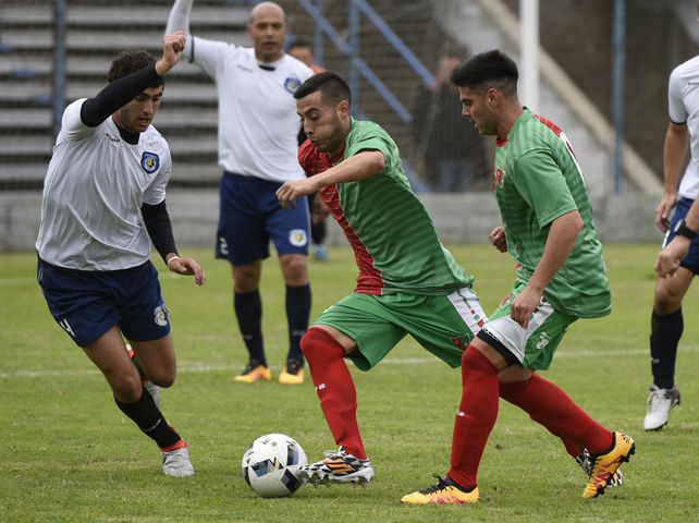 Cambiaron de club. Brian Díaz inicia el ataque de Aguirre ante &nbsp;Cordero.C arlos Díaz mira de cerca.