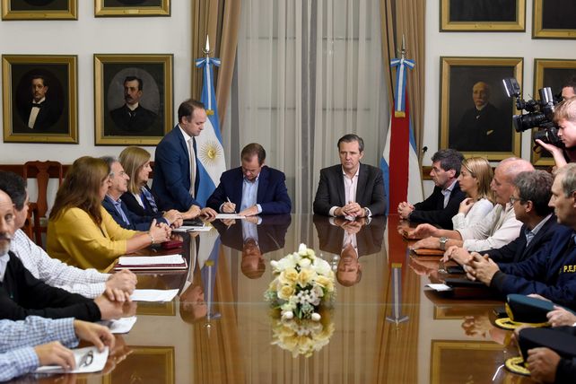 Bordet firmó los contratos junto con el vice Adan Bahl.&nbsp; &nbsp;