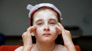 Las nenas se suman a las rutinas de skin care: los riesgos para la piel y la psiquis