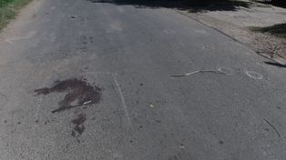 Una mancha de sangre quedó sobre el asfalto en el lugar donde cayó herido Román Exequiel Acuña.&nbsp;
