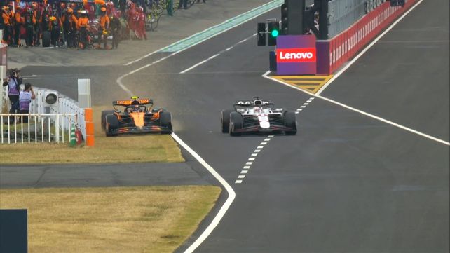 El momento cumbre en Japón. Max Verstappen y Lando Norris salen juntos de boxes y el inglés va por el pasto.