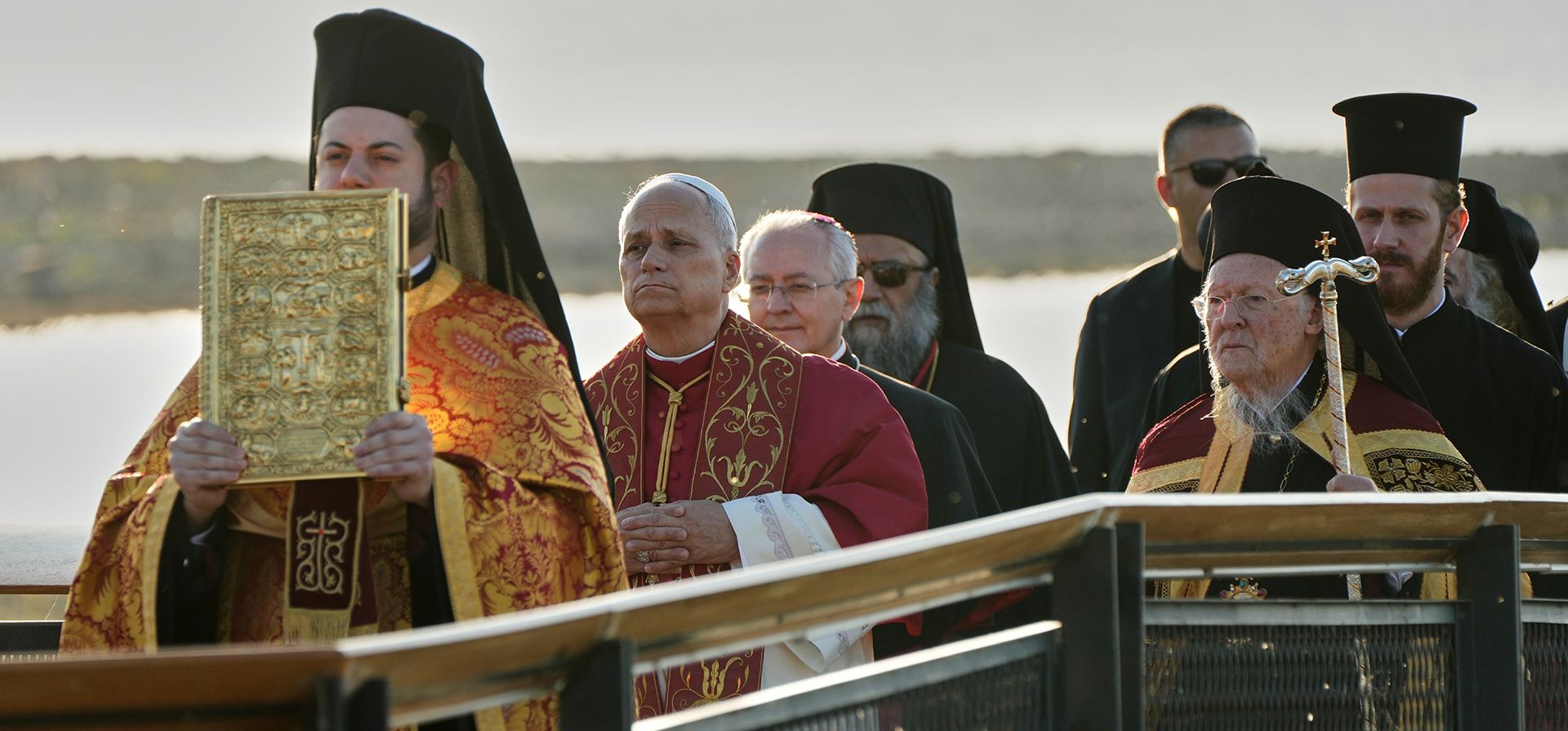 El papa León XIV y el patriarca ecuménico Bartolomé I (derecha) dirigen un servicio ecuménico de oración cerca de las excavaciones arqueológicas de la antigua basílica de San Neófito, en Iznik, Turquía, el viernes 28 de noviembre de 2025. (Foto AP/Domenico Stinellis) El papa León XIV y el patriarca ecuménico Bartolomé I (derecha) dirigen un servicio ecuménico de oración cerca de las excavaciones arqueológicas de la antigua basílica de San Neófito, en Iznik, Turquía, el viernes 28 de noviembre de 2025. (Foto AP/Domenico Stinellis)