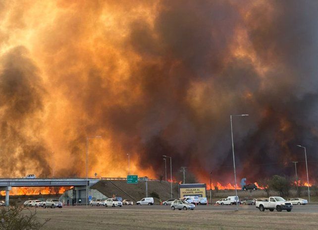 Un incendio fuera de control obligó a cortar la autopista Córdoba-Carlos Paz