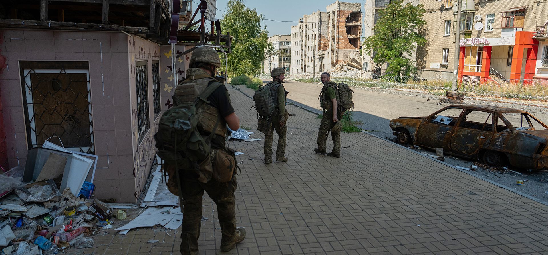 Soldados ucranianos caminan por la calle en la localidad de Druzhkivka, en el frente en la región de Donetsk, Ucrania. (Iryna Rybakova/Servicio de prensa de la 93º Brigada Mecanizada Separada Kholodnyi Yar via AP)) Soldados ucranianos caminan por la calle en la localidad de Druzhkivka, en el frente en la región de Donetsk, Ucrania. (Iryna Rybakova/Servicio de prensa de la 93º Brigada Mecanizada Separada Kholodnyi Yar via AP))