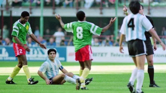 Diego Maradona en el piso. Argentina cayó con Camerún en el estreno en Italia 90. Ahora