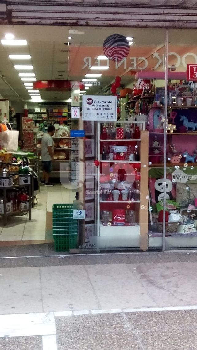 Con carteles en las vidrieras, los comercios santafesinos se quejan de las tarifas eléctricas