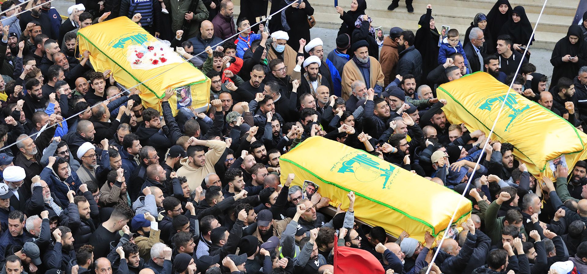 Dolientes cargan los ataúdes de un combatiente de Hezbollah y otros dos civiles que murieron en un ataque aéreo israelí que golpeó su casa el martes por la noche, lloran sobre el ataúd de uno de sus hijos durante sus procesiones fúnebres, en Bint Jbeil, en el sur del Líbano, (Foto AP/Mohammed Zaatari) Dolientes cargan los ataúdes de un combatiente de Hezbollah y otros dos civiles que murieron en un ataque aéreo israelí que golpeó su casa el martes por la noche, lloran sobre el ataúd de uno de sus hijos durante sus procesiones fúnebres, en Bint Jbeil, en el sur del Líbano, (Foto AP/Mohammed Zaatari)