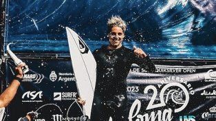 Franco festeja en el podio tras lograr los puntos necesarios en el Quiksilver La Paloma.