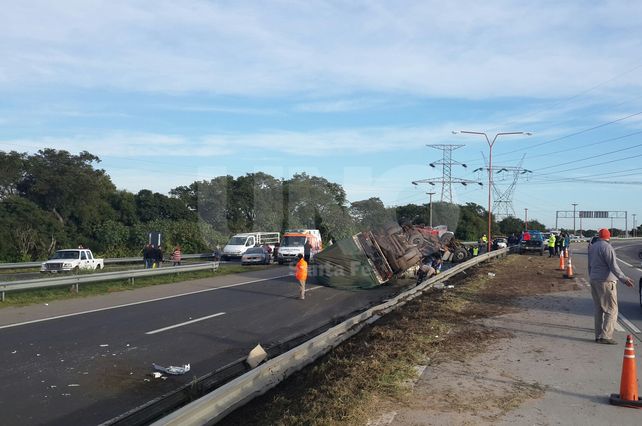Un camión volcó sobre la ruta nº168