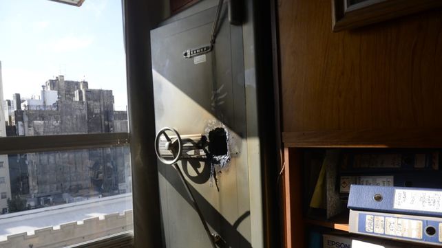 Así quedó un de las cajas fuertes violentadas en el edificio de Córdoba al 1300.