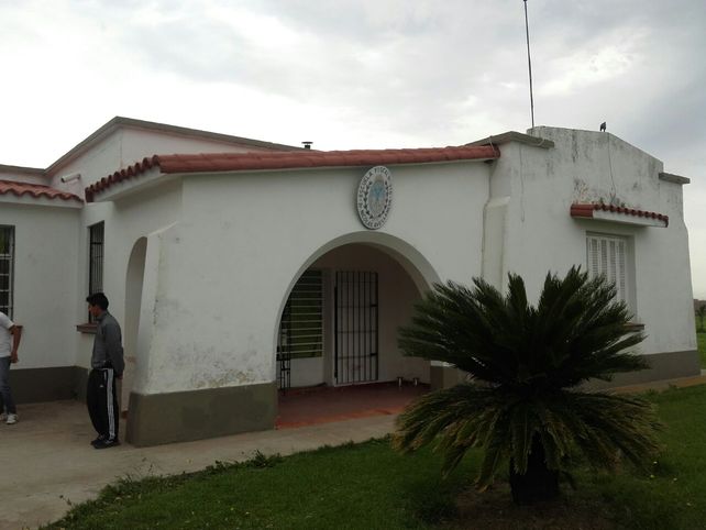 Envenenados. La fumigación ilegal se produjo en un campo lindero a la escuela.