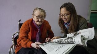 Elvira, la enfermera retirada, y Elisa Oitana, la directora del museo durante una de las etapas del trabajo de reconstrucción sobre la vida de la recientemente reconocida como Ciudadana Ilustre.