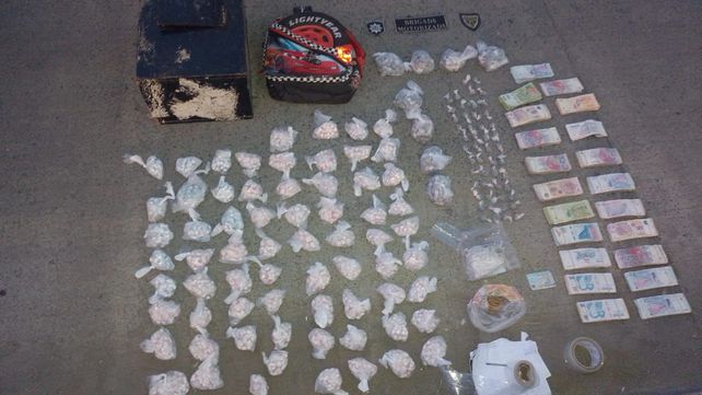 Parte de lo secuestrado a tres vendedores de drogas e zona oeste.