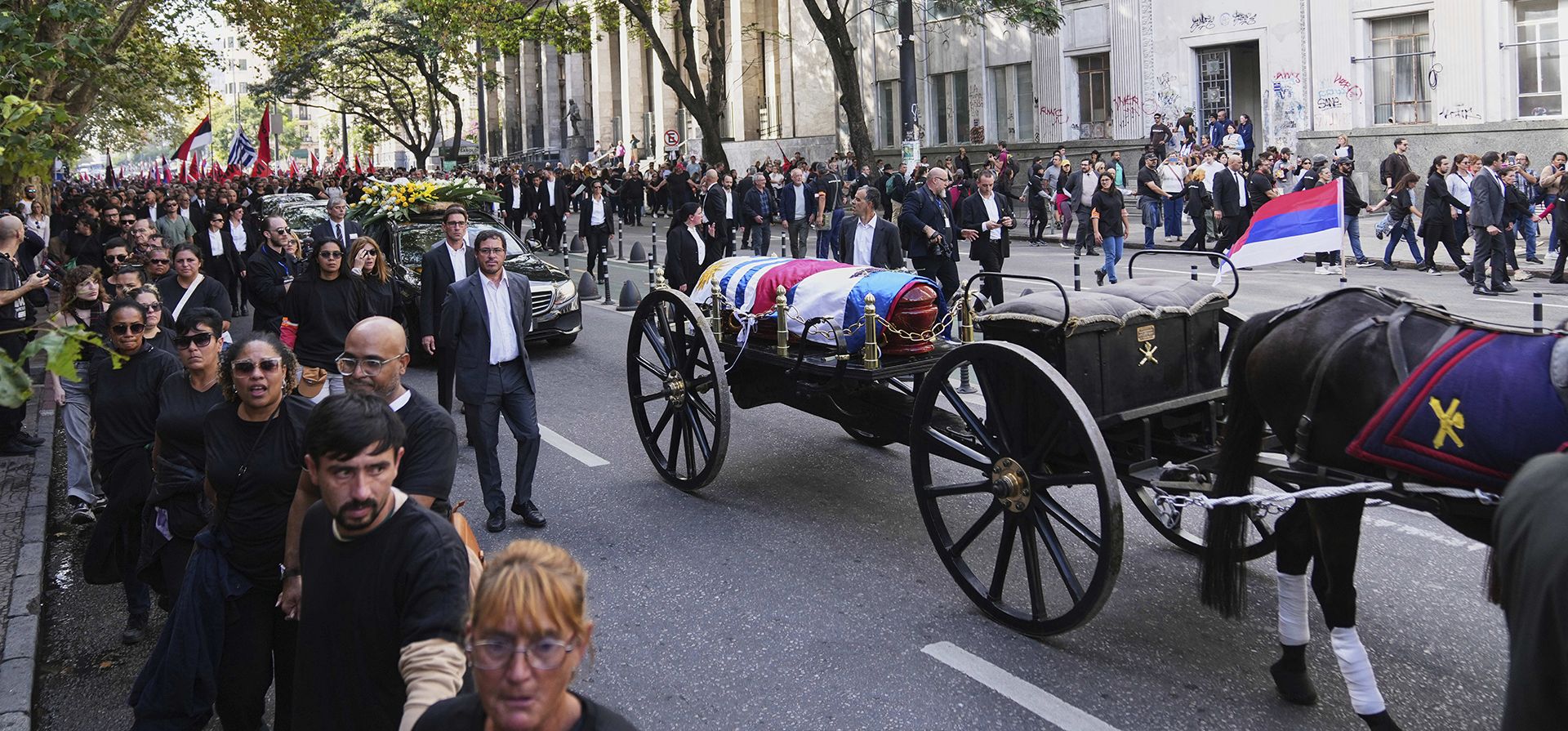 La procesión fúnebre del fallecido expresidente José Mujica se dirige desde el palacio presidencial hasta la Asamblea Nacional en Montevideo, Uruguay, el miércoles 14 de mayo de 2025. (Foto AP/Matilde Campodonico) La procesión fúnebre del fallecido expresidente José Mujica se dirige desde el palacio presidencial hasta la Asamblea Nacional en Montevideo, Uruguay, el miércoles 14 de mayo de 2025. (Foto AP/Matilde Campodonico)