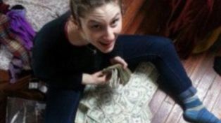 Hallan una fortuna en un sofá donado y la devuelven