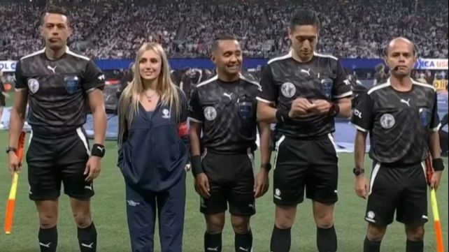 Morena Beltrán sorprendió al aparecer entre los árbitros de Argentina y Canadá.