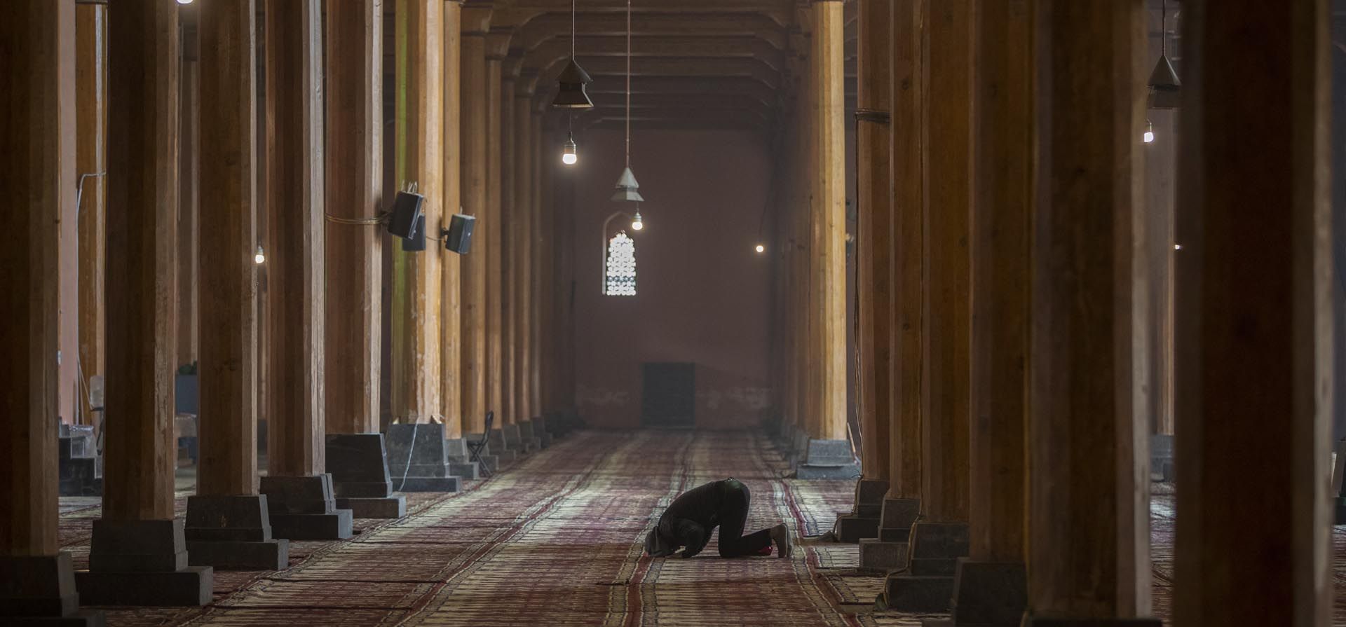 Un fiel ofrece oración dentro de Jamia Masjid, o la gran mezquita en Srinagar, Cachemira controlada por India. La mezquita ha permanecido fuera del alcance de los fieles para las oraciones del viernes, el día principal de adoración en el Islam. Las autoridades indias lo ven como un lugar problemático, un centro neurálgico para las protestas contra la India y los enfrentamientos que desafían la soberanía de Nueva Delhi sobre la disputada Cachemira. Foto: AP