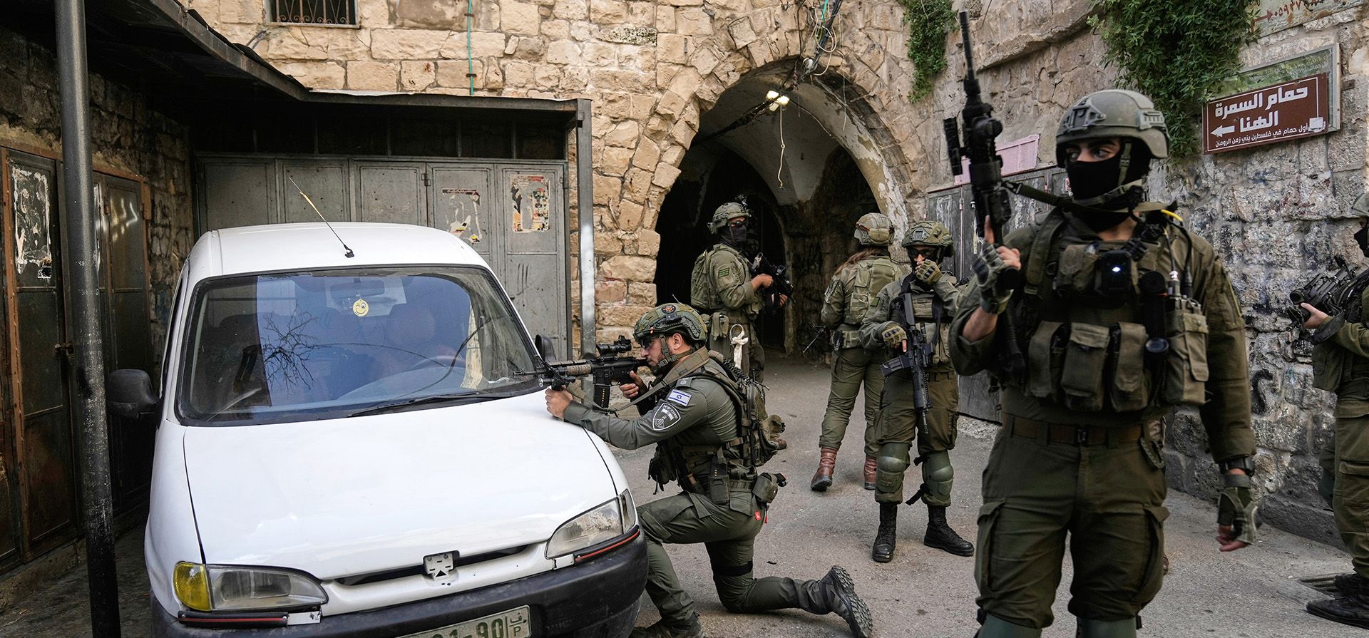 Soldados israelíes toman posiciones durante una incursión militar en la ciudad cisjordana de Nablus, el miércoles 11 de febrero de 2026. (Foto AP/Majdi Mohammed)