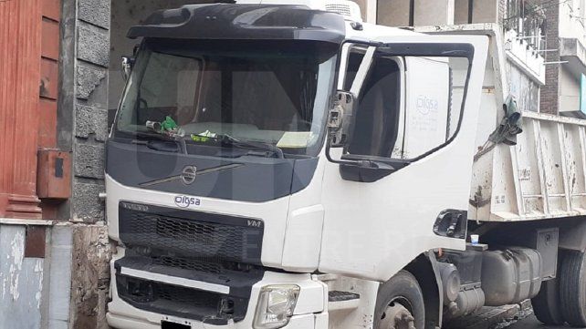 Un camión se estrelló contra el frente de un estacionamiento