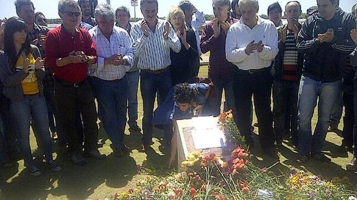 Enérgico repudio al robo de la placa homenaje a Néstor Kirchner en Rosario