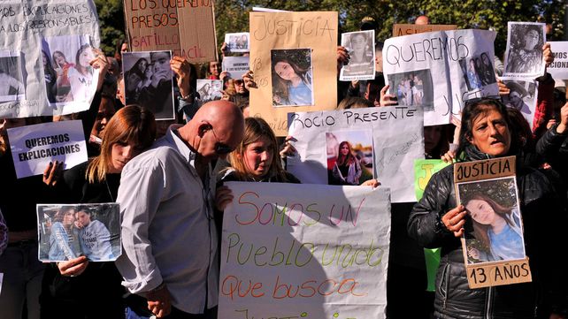 Congoja. El desconsuelo de familiares y vecinos durante una manifestación exigiendo justicia.