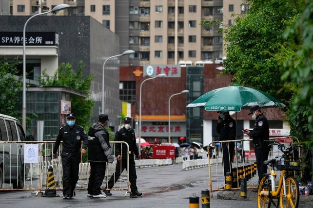 China coloca barreras de metal en las ciudades para frenar el coronavirus