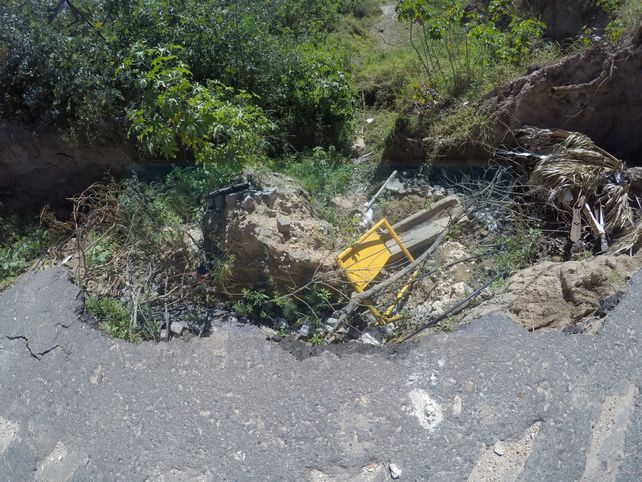 La barranca de calle Osinalde se comió una mano de la arteria