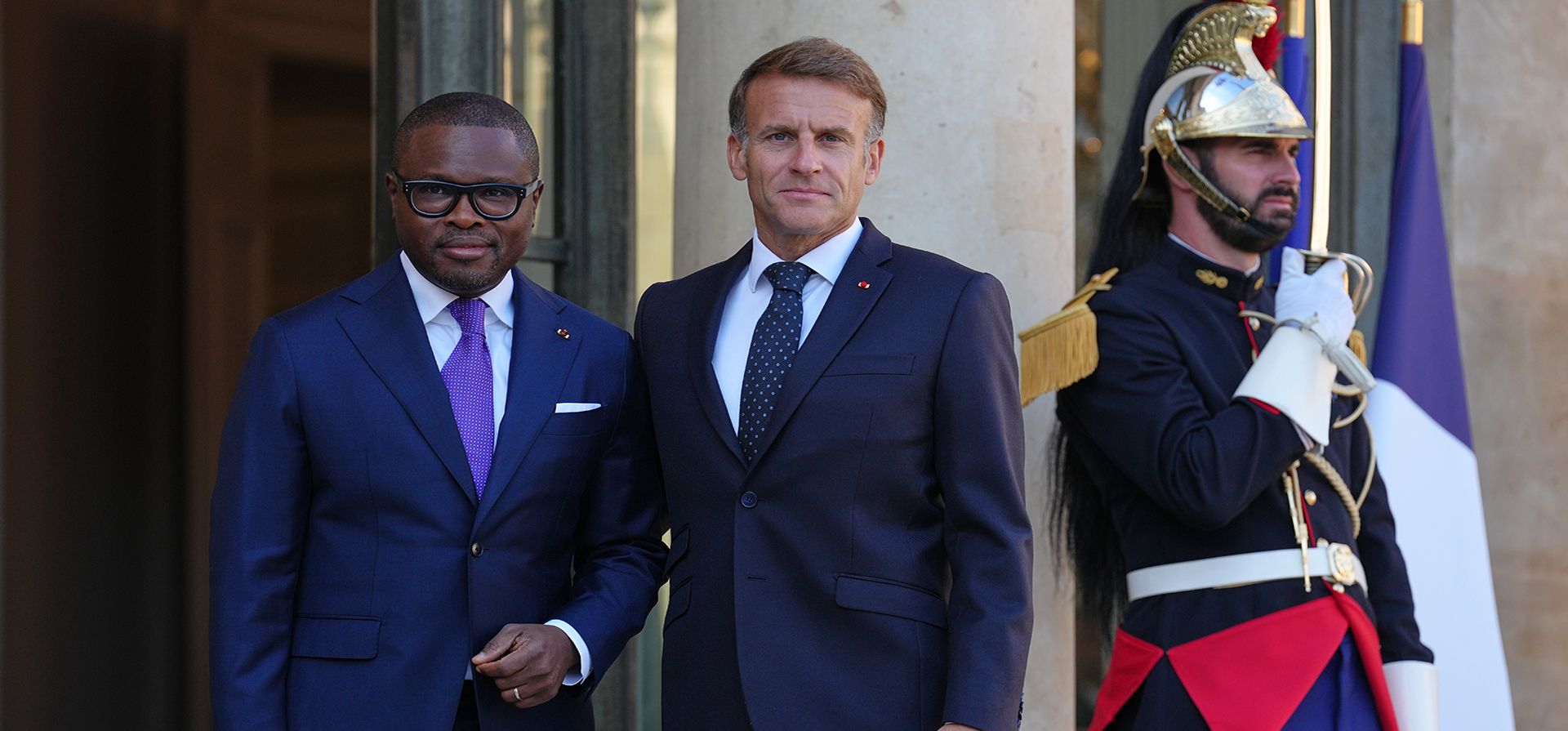 El presidente de Benín, Romuald Wadagni (izquierda), es recibido por el presidente francés, Emmanuel Macron, antes de una reunión en el Palacio del Elíseo en París, el lunes 5 de octubre de 2026. (Foto AP/Aurelien Morissard) El presidente de Benín, Romuald Wadagni (izquierda), es recibido por el presidente francés, Emmanuel Macron, antes de una reunión en el Palacio del Elíseo en París, el lunes 5 de octubre de 2026. (Foto AP/Aurelien Morissard)