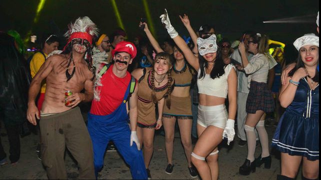 Paraná vivió su noche disfrazada junto a miles de visitantes de todo el país