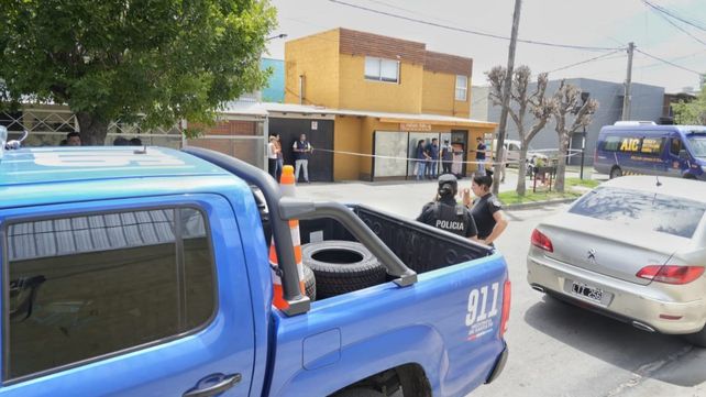 La mujer fue atacada por desconocidos que pasaron en auto y realizaron al menos 7 disparos contra el local.&nbsp;
