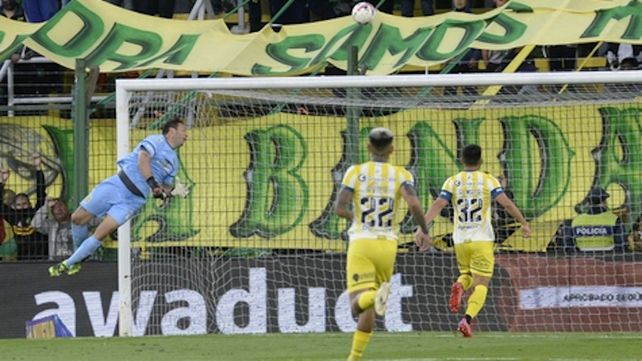 Esta no entró. La pelota tocada por Broun dará en el travesaño. Iban 2-0.